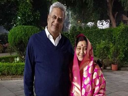 करवा चौथ 2018: जब लाल साड़ी-लाल चूड़ी में 'दुल्हन' की तरह नजर आईं विदेश मंत्री सुषमा स्वराज करवा चौथ 2018: जब लाल साड़ी-लाल चूड़ी में 'दुल्हन' की तरह नजर आईं विदेश मंत्री सुषमा स्वराज