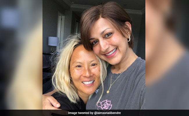 कैंसर का इलाज करवा रहीं सोनाली बेंद्रे को मिला नया दोस्त, कुछ यूं शेयर की Pics