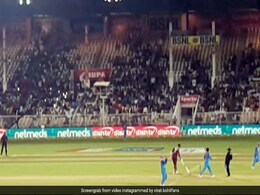 IND vs WI: विराट कोहली को देखकर फैन्स चिल्लाने लगे अनुष्का का नाम, कप्तान ने किया ऐसा, देखें VIDEO IND vs WI: विराट कोहली को देखकर फैन्स चिल्लाने लगे अनुष्का का नाम, कप्तान ने किया ऐसा, देखें VIDEO