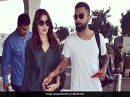 विराट कोहली पत्नी अनुष्का शर्मा के साथ निकले हैदराबाद, एयरपोर्ट पर दिखा Sizzling अवतार विराट कोहली पत्नी अनुष्का शर्मा के साथ निकले हैदराबाद, एयरपोर्ट पर दिखा Sizzling अवतार