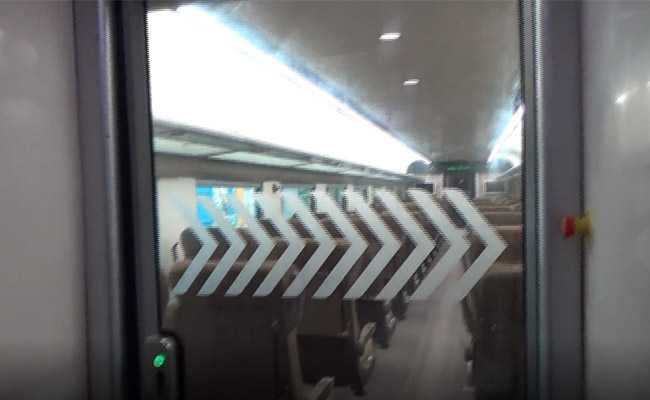 यूरोप की ट्रेनों जैसी दिखने वाली देश की पहली 'इंजन-रहित' T18 ट्रेन उतरेगी पटरी पर, जानें खासियतें