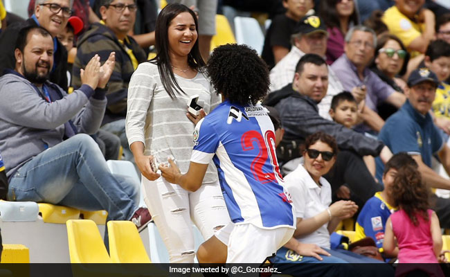 गोल मारने के बाद फुटबॉलर पहुंचा गर्लफ्रेंड के पास, ऐसे किया शादी के लिए प्रपोज, देखें VIDEO