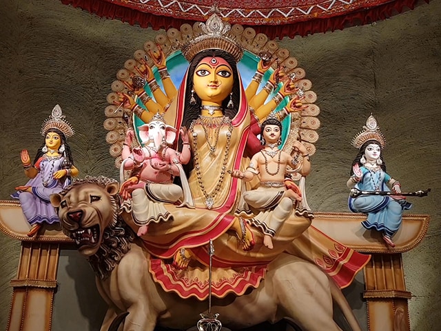 Video: সুরুচি সংঘে এবার মাটির ঘরে মা এসেছেন