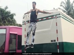 टाइगर श्रॉफ ने बस पर लगाई उल्टी छलांग, हर कोई रह गया 'अचंभित'; Video हुआ वायरल टाइगर श्रॉफ ने बस पर लगाई उल्टी छलांग, हर कोई रह गया 'अचंभित'; Video हुआ वायरल