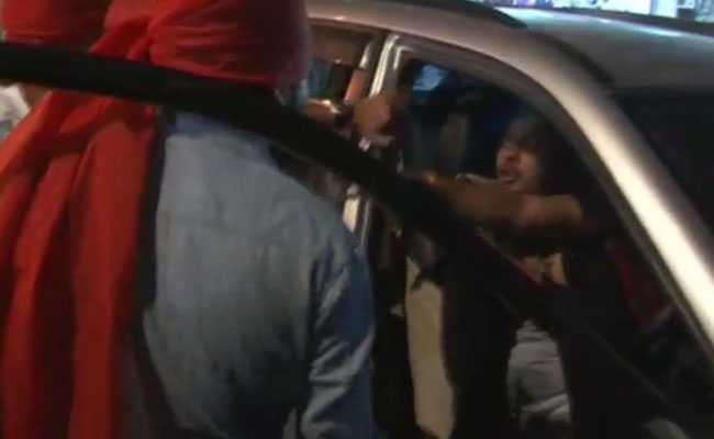 VIDEO: 'सड़क' पर शिवराज का मंच, कार वाले ने रास्ते से हटने को कहा तो BJP कार्यकर्ताओं ने कर दी धुनाई