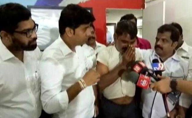VIDEO : अब महाराष्ट्र में भी गुजरात जैसा हाल, MNS कार्यकर्ताओं ने मीडिया के सामने शख्स को बुरी तरह पीटा