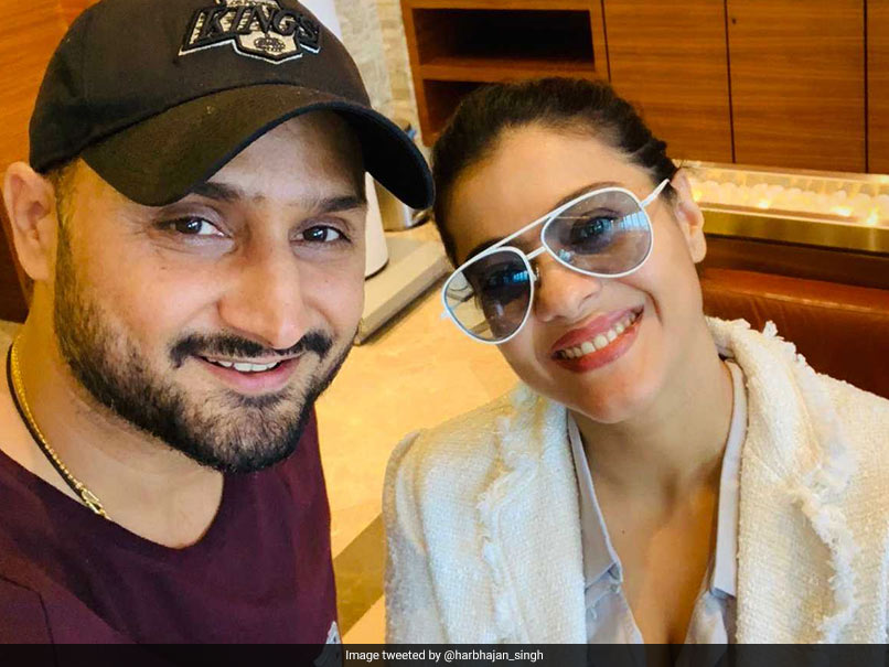 "Jab I Met Simran": Harbhajan Singh Shares Adorable Selfie With Kajol