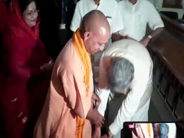 When Raman Singh Touched The Feet Of Yogi Adityanath, 20 Years His Junior When Raman Singh Touched The Feet Of Yogi Adityanath, 20 Years His Junior