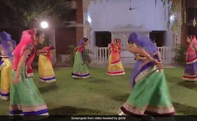 प्रधानमंत्री मोदी के लिखे गीत पर नेत्रहीन बच्चियों ने किया ऐसा गरबा डांस, PM भी बोल पड़े- अभिभूत हो गया