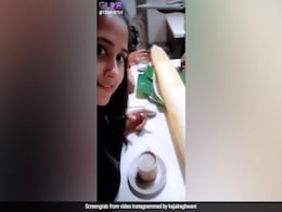 काजल राघवानी डिनर के लिए पहुंचीं रेस्टॉरेंट, ऑर्डर आया तो बोलीं- 'इतना बड़ा डोसा'... देखें Video काजल राघवानी डिनर के लिए पहुंचीं रेस्टॉरेंट, ऑर्डर आया तो बोलीं- 'इतना बड़ा डोसा'... देखें Video