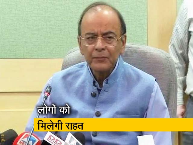 सरकार ने पेट्रोल-डीजल पर एक्साइज ड्यूटी घटाई