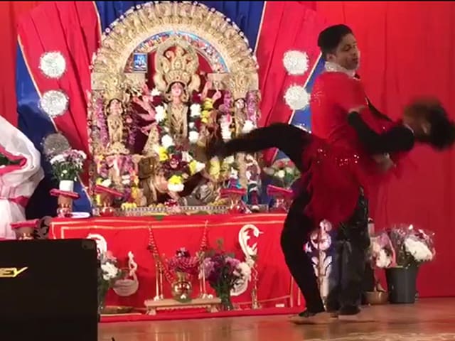 Video: প্রবাসী বাঙালিরা দুর্গাপুজোর আনন্দে মেতে উঠেছে এডিনবার্গ-এ