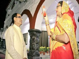 करवा चौथ 2018: MP के CM शिवराज सिंह चौहान की पत्नी ने कुछ ऐसे किया चांद का दीदार, देखें तस्वीरें करवा चौथ 2018: MP के CM शिवराज सिंह चौहान की पत्नी ने कुछ ऐसे किया चांद का दीदार, देखें तस्वीरें