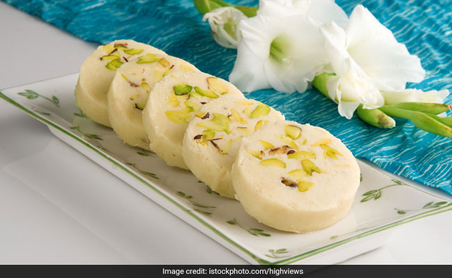 अयोध्या जाने का प्लान बना रहे हैं तो यहां के मशहूर खाने का स्वाद लेना न भूलें!: Famous Food In Ayodhya 9 Homemade Malai Peda: How To Make Malai Peda At Home For Guests - Malai Peda Recipe: घर आए गेस्ट को मीठे में खिलाना चाहते होममेड स्वीट तो ऐसे बनाएं मलाई पेड़ा, तारीफ