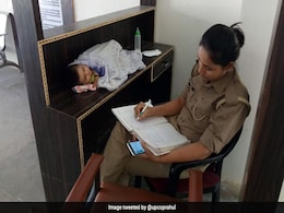 6 माह की बेटी के साथ थाने में यह महिला कॉन्स्टेबल करती है काम, सोशल मीडिया पर लोग कर रहे सलाम 6 माह की बेटी के साथ थाने में यह महिला कॉन्स्टेबल करती है काम, सोशल मीडिया पर लोग कर रहे सलाम