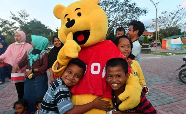 Winnie The Pooh Brings Laughter To Indonesia Kids After Earthquake