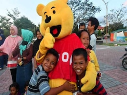 Winnie The Pooh Brings Laughter To Indonesia Kids After Earthquake Winnie The Pooh Brings Laughter To Indonesia Kids After Earthquake
