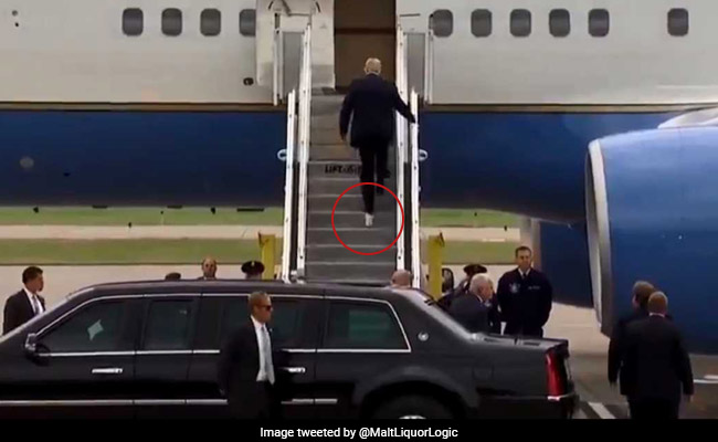 VIRAL VIDEO : जूते में चिपका रहा टॉयलेट पेपर और प्लेन पर चढ़ते रहे अमेरिकी राष्ट्रपति डोनाल्ड ट्रंप