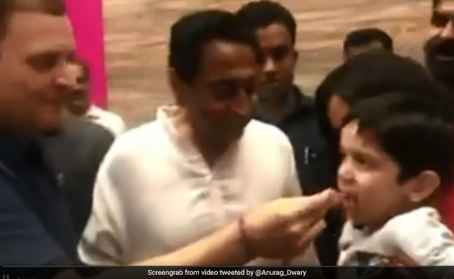 इंदौर में राहुल गांधी ने बच्चे को खिलाई आइसक्रीम, Video हुआ वायरल