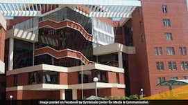 Robot फिल्म की स्टाइल में नकल कर रहे थे इंजीनियरिंग स्टूडेंट्स, टीचर ने चश्मा उतारा तो उड़ गए होश!