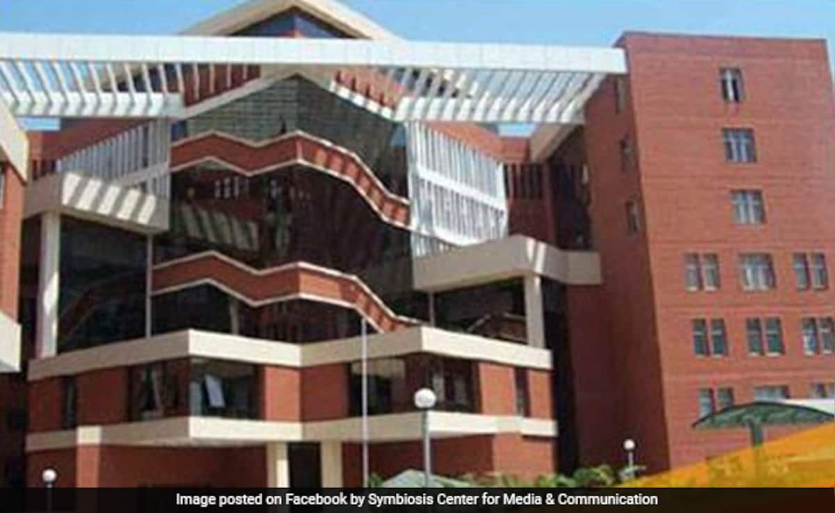 Robot फिल्म की स्टाइल में नकल कर रहे थे इंजीनियरिंग स्टूडेंट्स, टीचर ने चश्मा उतारा तो उड़ गए होश!