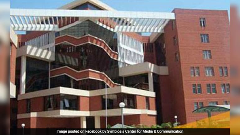 Robot फिल्म की स्टाइल में नकल कर रहे थे इंजीनियरिंग स्टूडेंट्स, टीचर ने चश्मा उतारा तो उड़ गए होश!