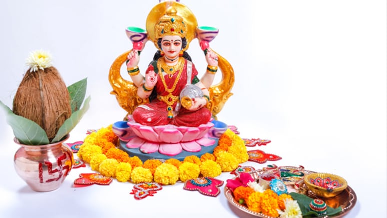 आज शुक्रवार को जरूर करें लक्ष्मी चालीसा का पाठ, कर्ज से मिल सकती है मुक्ति, यहां पढ़ें संपूर्ण श्री लक्ष्मी चालीसा