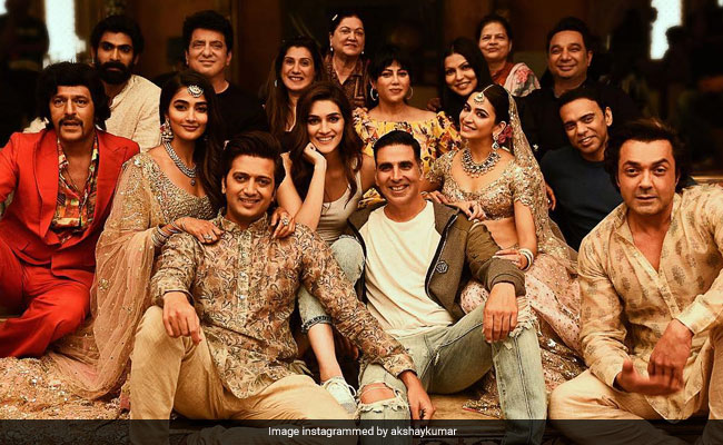 Akshay Kumar Wraps Shooting For <I>Housefull 4</I>, Shares Pic With The Cast
