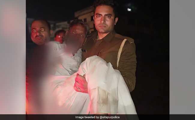No Ambulance, UP Constable Carries Bleeding Man in Arms, Gets Him Treated