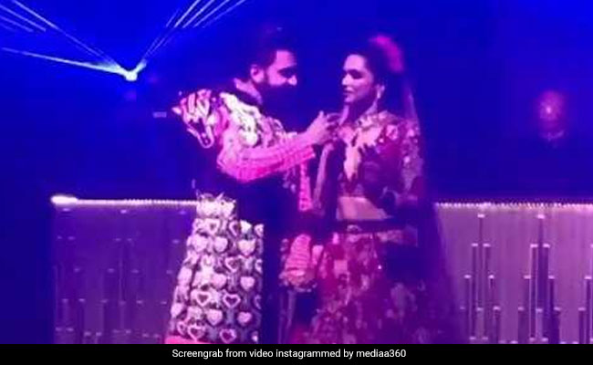 दीपिका पादुकोण ने मटकाई 'बलम पिचकारी' पर कमर, रणवीर सिंह बोले- तुझको मिर्ची लगी तो... देखें Video