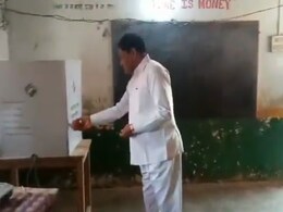 जीत के लिए BJP मंत्री का अनोखा कारनामा: पहले अगरबत्ती जलाई, EVM को किया प्रणाम, फिर नारियल फोड़ डाला वोट जीत के लिए BJP मंत्री का अनोखा कारनामा: पहले अगरबत्ती जलाई, EVM को किया प्रणाम, फिर नारियल फोड़ डाला वोट
