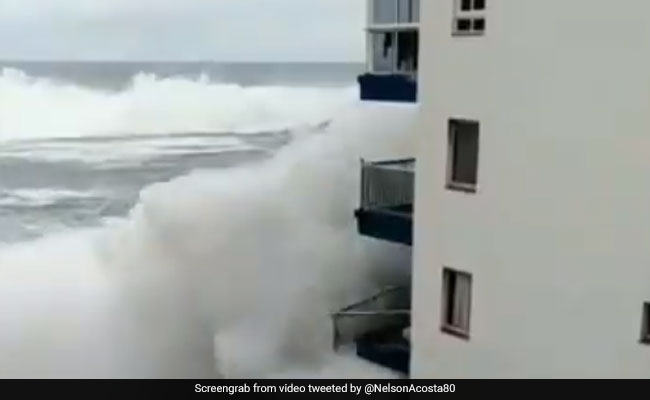 यहां दिखा समुद्र का तांडव, आई ऐसी लहरें कि उड़ गई घरों की बालकनी, देखें VIDEO