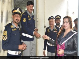 पाकिस्तान में पहली ट्रांसजेंडर को मिला ड्राइविंग लाइसेंस, देखें तस्वीरें पाकिस्तान में पहली ट्रांसजेंडर को मिला ड्राइविंग लाइसेंस, देखें तस्वीरें