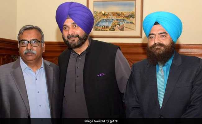 आतंकी हाफिज सईद के करीबी खालिस्तान समर्थक चावला के साथ दिखे सिद्धू, सरकार बोली- जोश में होश नहीं खोना चाहिए