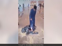 फ्लाइट कैंसिल हुई तो शख्स ने एयरपोर्ट पर ही जला दिए अपने कपड़े, जमकर मचाया बवाल, देखें VIDEO फ्लाइट कैंसिल हुई तो शख्स ने एयरपोर्ट पर ही जला दिए अपने कपड़े, जमकर मचाया बवाल, देखें VIDEO