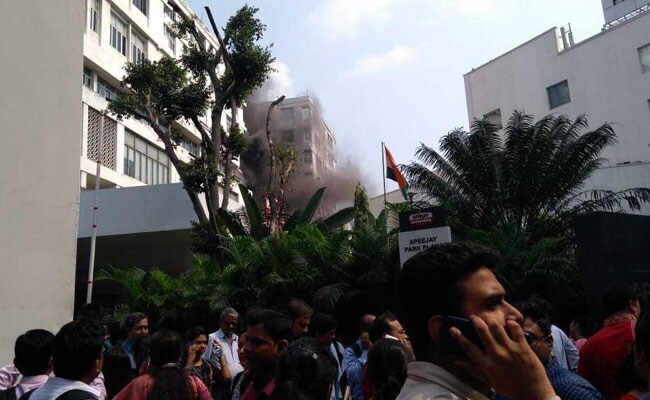 कोलकाता के पार्क स्ट्रीट इलाके में 8 मंजिला इमारत में लगी आग, 10 दमकल की गाड़ियां मौके पर मौजूद कोलकाता के पार्क स्ट्रीट इलाके में 8 मंजिला इमारत में लगी आग, 10 दमकल की गाड़ियां मौके पर मौजूद