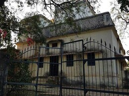 मध्य प्रदेश में शिवपुरी जिला चिकित्सालय के दरवाजे के बाहर एक महिला ने बच्ची को जन्म दिया मध्य प्रदेश में शिवपुरी जिला चिकित्सालय के दरवाजे के बाहर एक महिला ने बच्ची को जन्म दिया