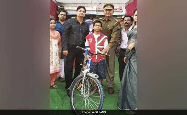 तो इस तरह मानवता की मिसाल कायम कर यूपी पुलिस की छवि सुधार रहे हैं सब इंस्पेक्टर राकेश