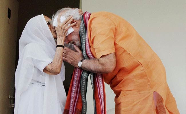 "देख भाई, कभी कोई गलत काम..." : नरेंद्र मोदी से हर बार बस यही बोलती थीं हीराबेन, मां के बारे में PM ने बताई हर बात