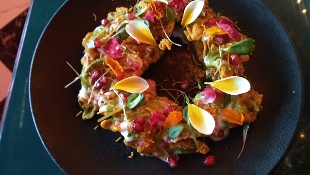 आपने शायद ही कभी खाई हो ऐसी अनोखी चाट, ट्राई करें शेफ कुणाल की 'बनारसी टमाटर' चाट