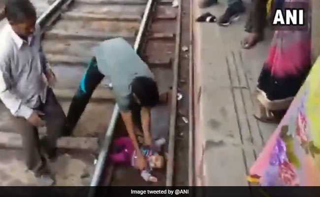 VIDEO : प्लेटफार्म और ट्रेन के बीच में गिरी बच्ची; मां हुई बेहोश, जानिए- फिर क्या हुआ