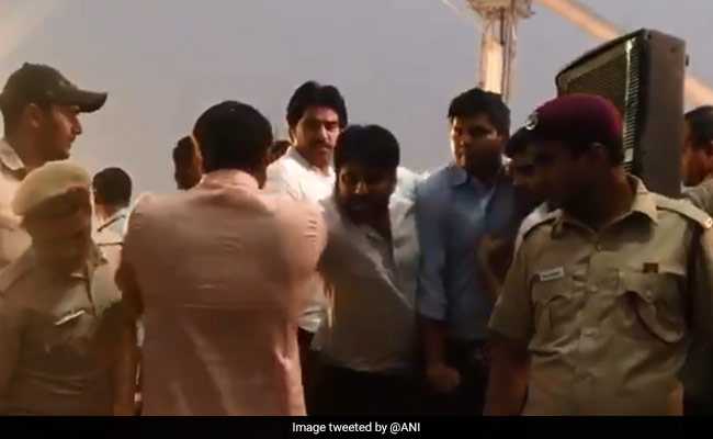 आप MLA अमानतुल्लाह की सफाई- CM केजरीवाल पर हमला कर सकते थे मनोज तिवारी, इसलिए हमने  मंच पर चढ़ने से रोका