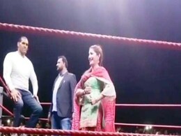 सपना चौधरी WWE के रिंग में कर रही थीं डांस, एकटक देखे जा रहे थे खली और फिर...देखें Viral Video सपना चौधरी WWE के रिंग में कर रही थीं डांस, एकटक देखे जा रहे थे खली और फिर...देखें Viral Video