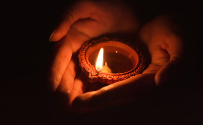 धनतेरस के दिन घर के बाहर क्‍यों जलाया जाता है यम के नाम का दीपक, जानिए यहां