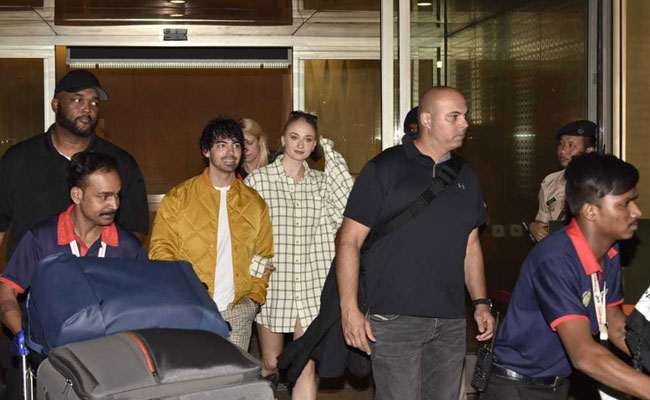 Sophie Turner Shows Us How To Wear A Boyfriend Shirt Right