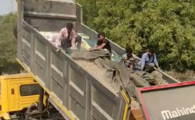 हरियाणा टू बिहार: ट्रक में ईंट-पत्थर और बालू, नीचे 4 हजार लीटर शराब!