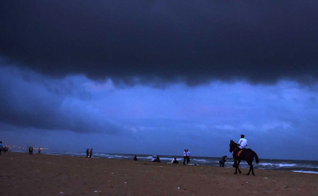 तमिलनाडु तट से 120 किलोमीटर प्रतिघंटे की रफ्तार से टकराया 'गाजा' तूफान, 11 की मौत