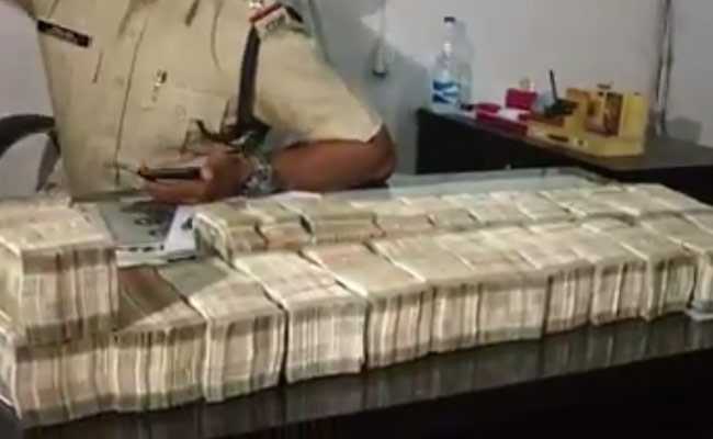 रायपुर : स्कूटर में मिले 50 लाख रुपये, वाहन चालक हिरासत में