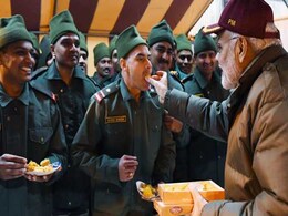 Diwali 2018: केदारनाथ में पीएम मोदी की दिवाली, हर्षिल में जवानों को खिलाई मिठाई Diwali 2018: केदारनाथ में पीएम मोदी की दिवाली, हर्षिल में जवानों को खिलाई मिठाई