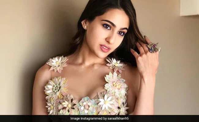 लॉकडाउन के दौरान Sara Ali Khan कर रही हैं हूला हूपिंग, डांस का वीडियो शेयर कर फैंस को दिए Quarantine Tips